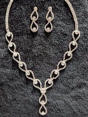 Jessica McClintock Silver-toned Chain with Clear Rhinestones Jewelery Set